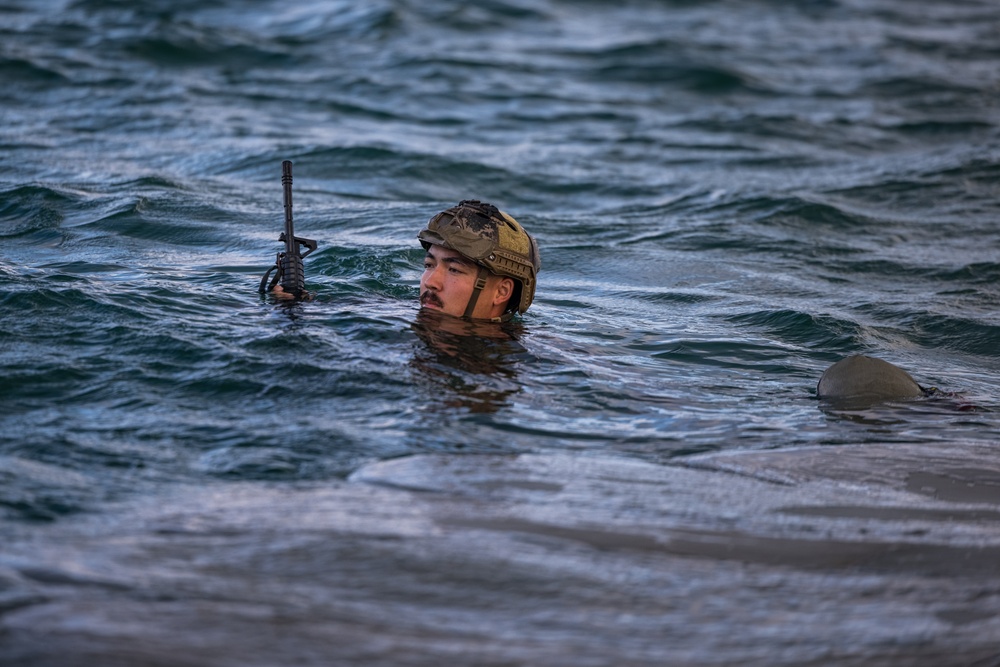 3d Reconnaissance Marines Parachute Operations to Water