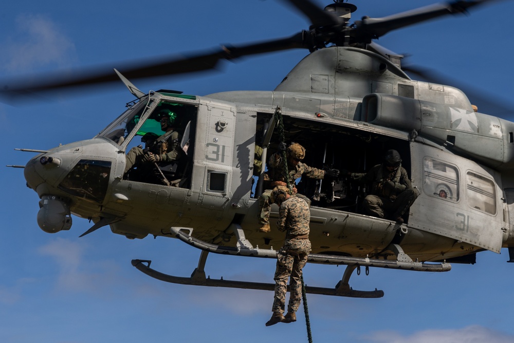 DVIDS - Images - III MEF  SPIE Rigging, Fast Rope, and Rappel Training  [Image 3 of 12]