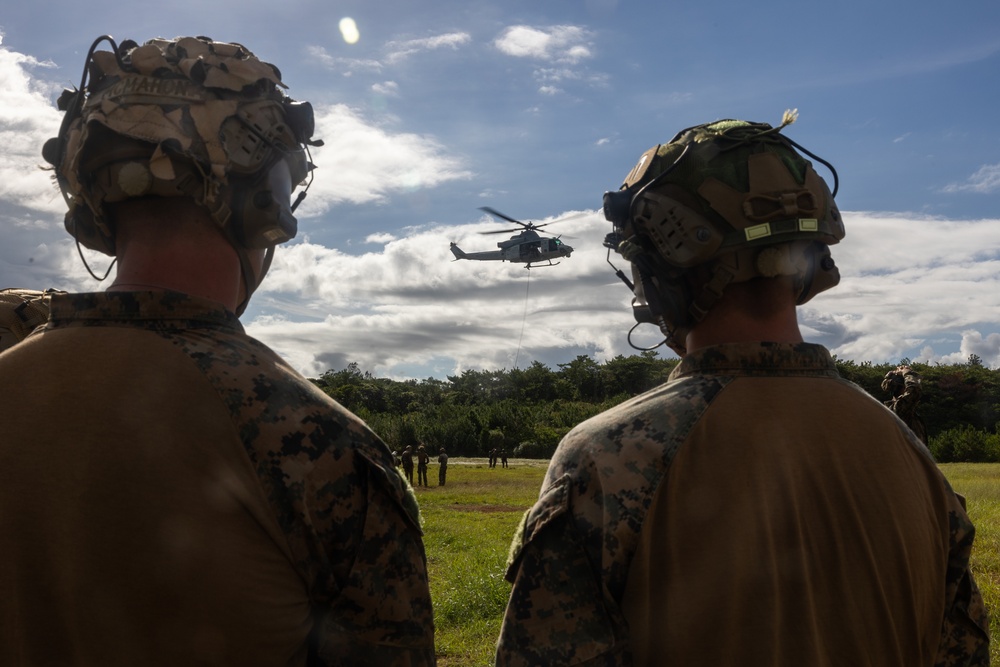 DVIDS - Images - III MEF  SPIE Rigging, Fast Rope, and Rappel Training  [Image 11 of 12]