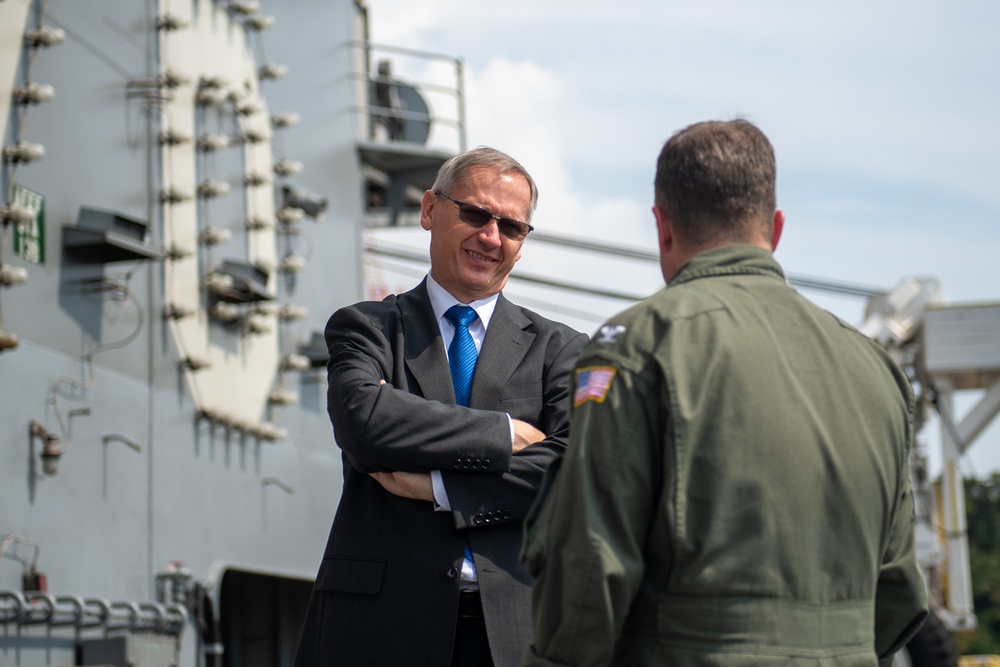USS Ronald Reagan (CVN 76) hosts the Croatia’s Ambassador to Japan and Commander, Navy Region Japan