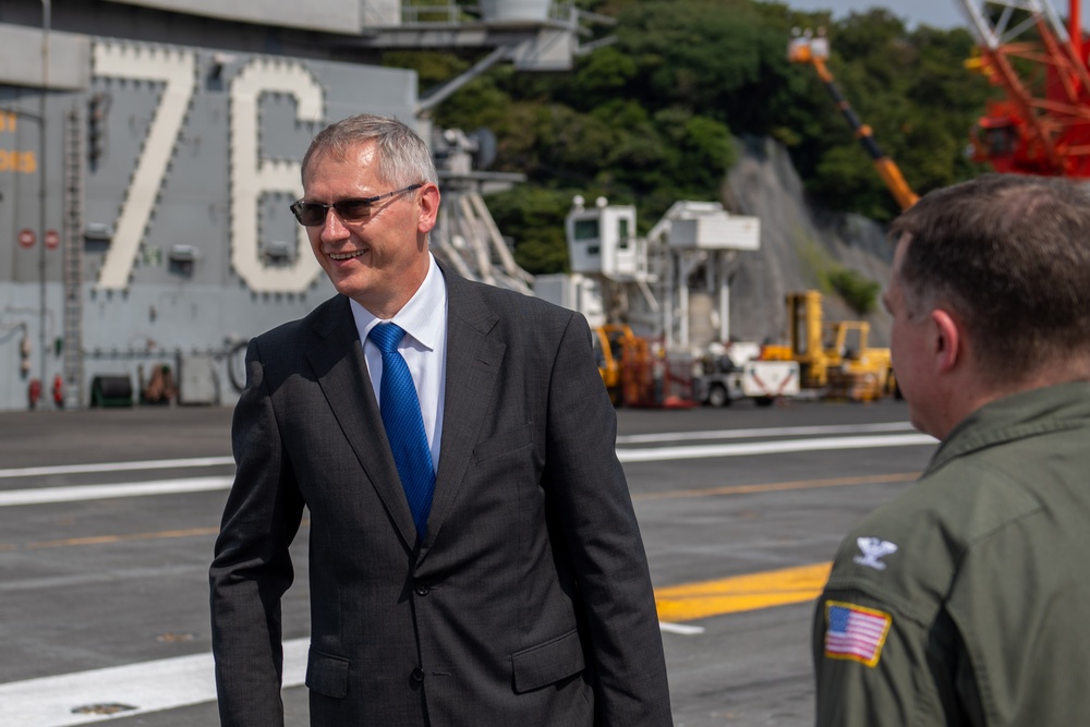 USS Ronald Reagan (CVN 76) hosts the Croatia’s Ambassador to Japan and Commander, Navy Region Japan