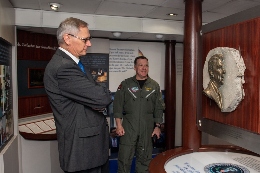USS Ronald Reagan (CVN 76) hosts the Croatia’s Ambassador to Japan and Commander, Navy Region Japan