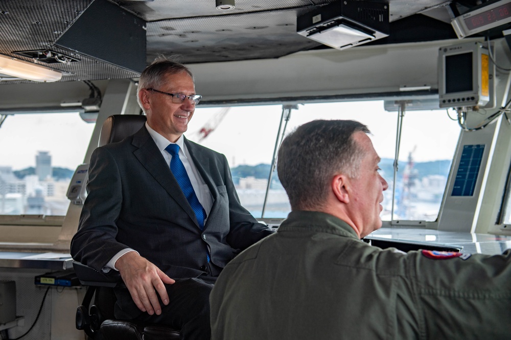 USS Ronald Reagan (CVN 76) hosts the Croatia’s Ambassador to Japan and Commander, Navy Region Japan