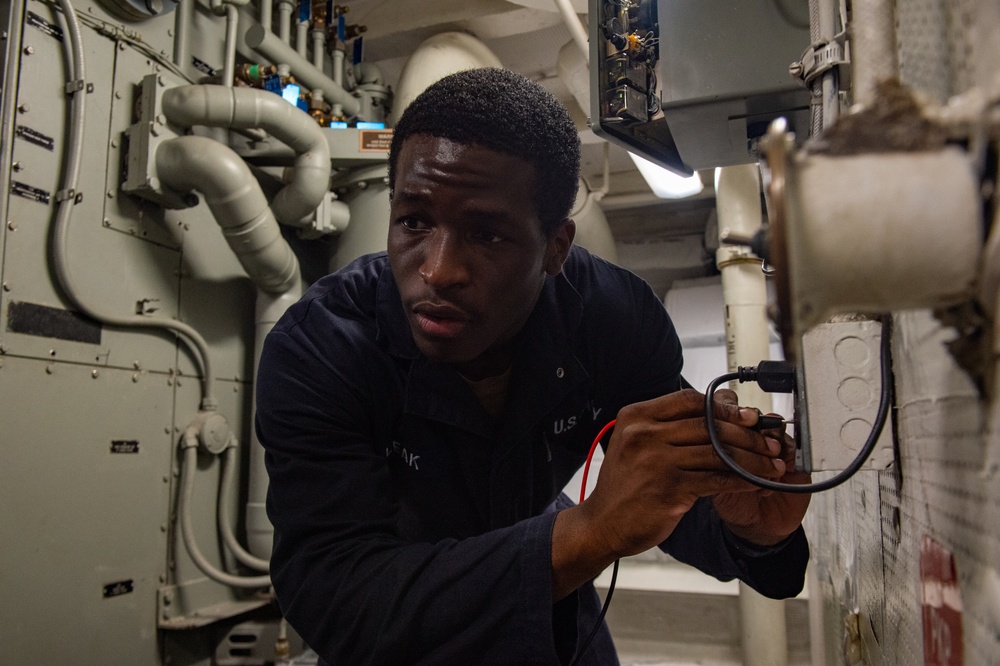 USS Ronald Reagan (CVN 76) Sailors conduct daily maintenance