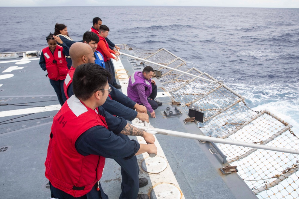 DVIDS - Images - USS Ralph Johnson conducts VERTREP. [Image 4 of 7]