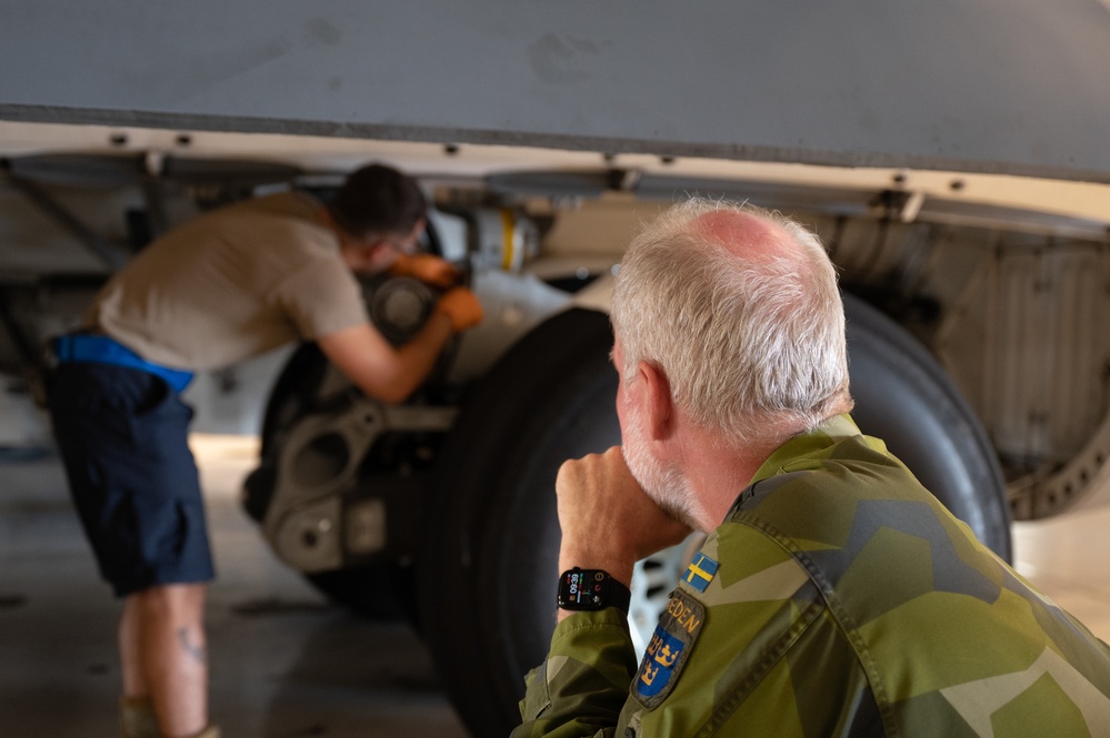 Transatlantic Cooperation: Swedish Air Force collaborates with U.S. Air Force for Flying Crew Chief Program