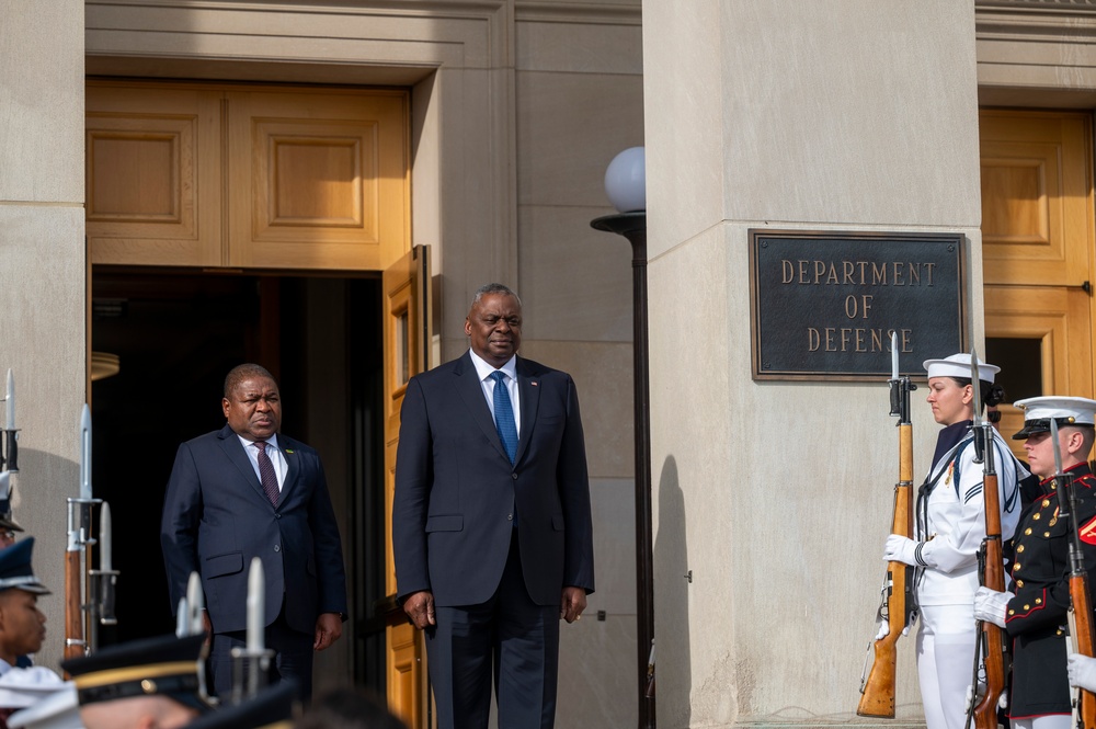 SD Lloyd J. Austin III hosts Mozambique President for Bilateral Meeting