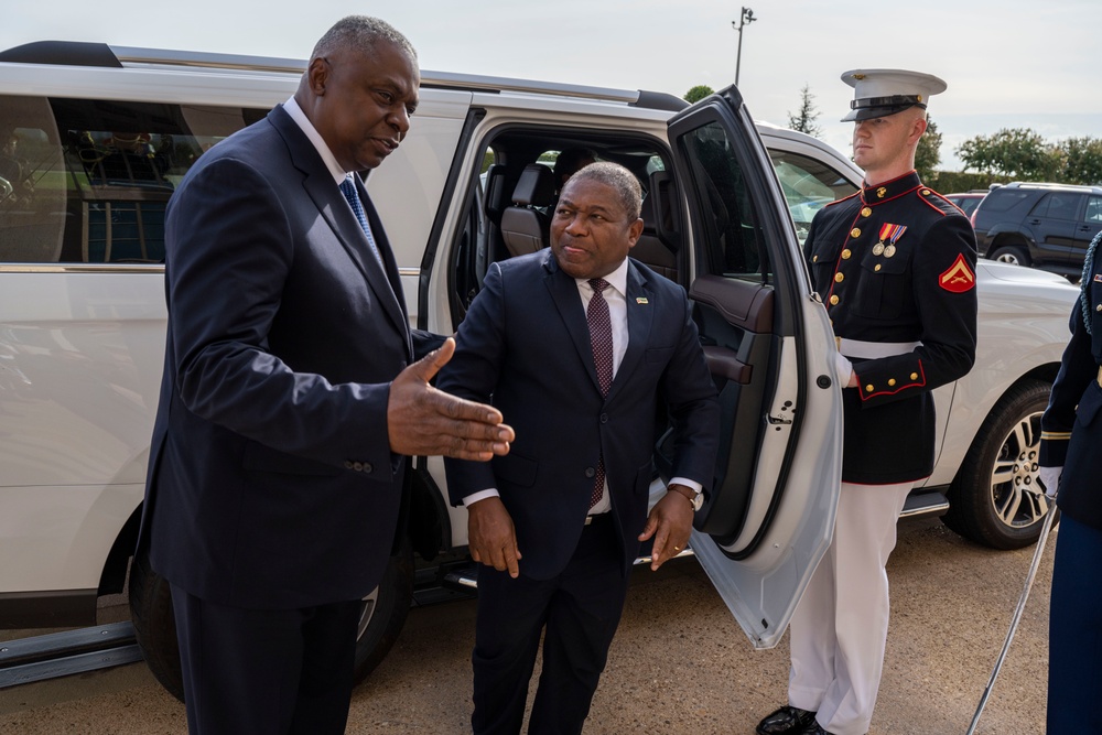 SD Lloyd J. Austin III hosts Mozambique President for Bilateral Meeting