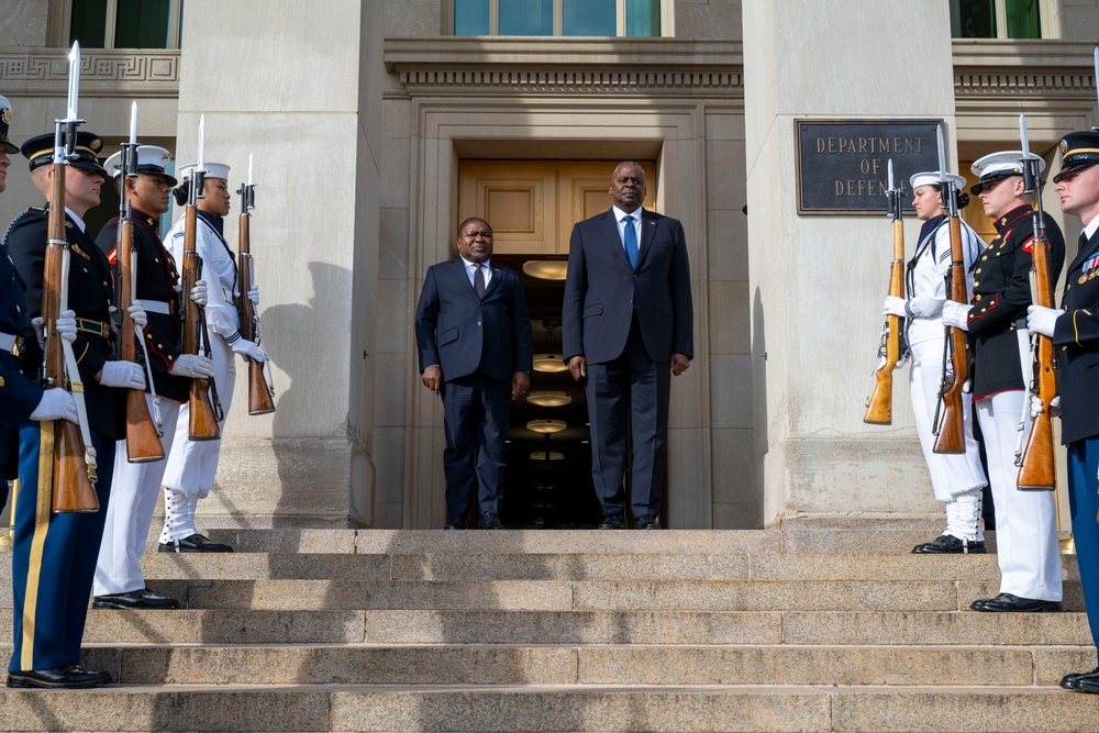 SD Lloyd J. Austin III hosts Mozambique President for Bilateral Meeting