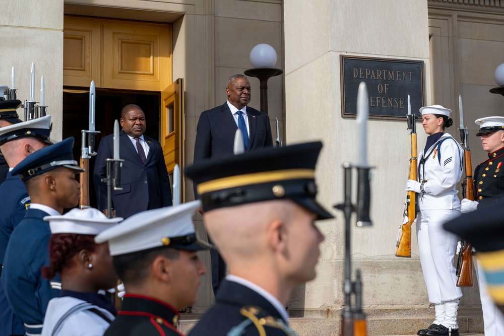 SD Lloyd J. Austin III hosts Mozambique President for Bilateral Meeting