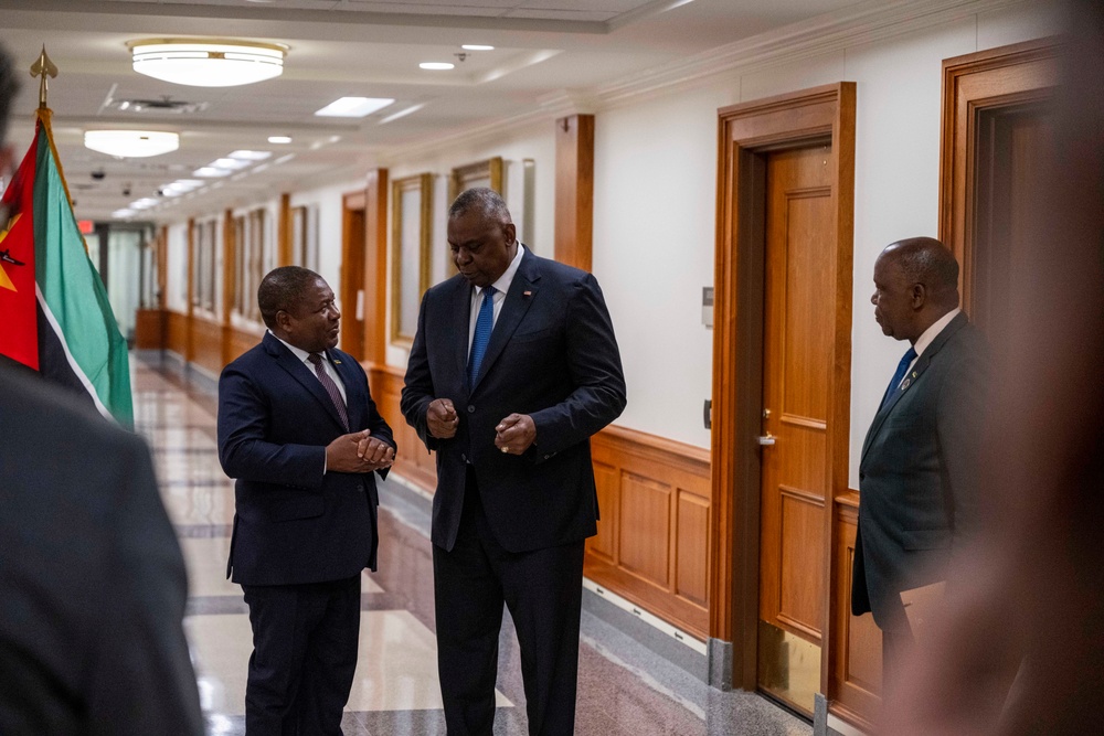 SD Lloyd J. Austin III hosts Mozambique President for Bilateral Meeting