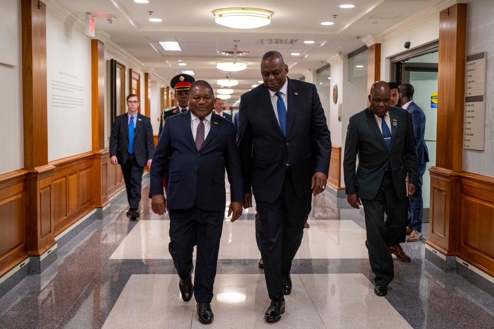 SD Lloyd J. Austin III hosts Mozambique President for Bilateral Meeting