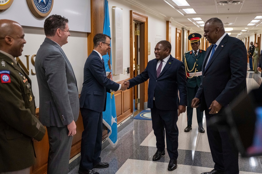 SD Lloyd J. Austin III hosts Mozambique President for Bilateral Meeting