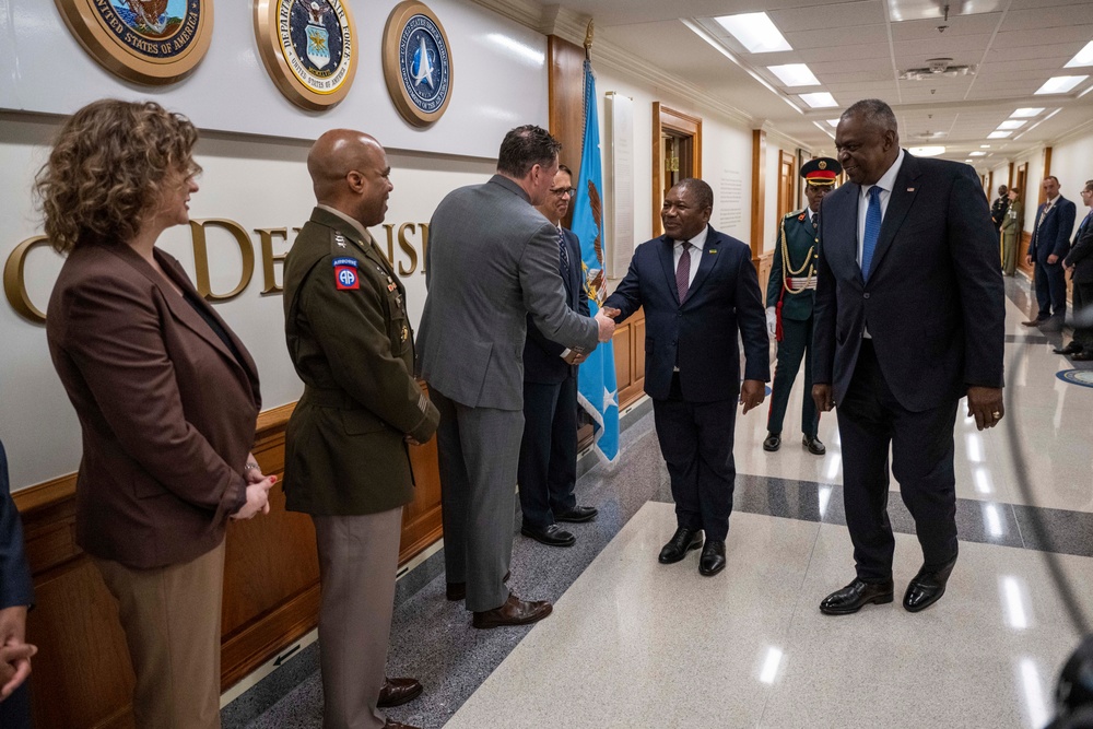 SD Lloyd J. Austin III hosts Mozambique President for Bilateral Meeting