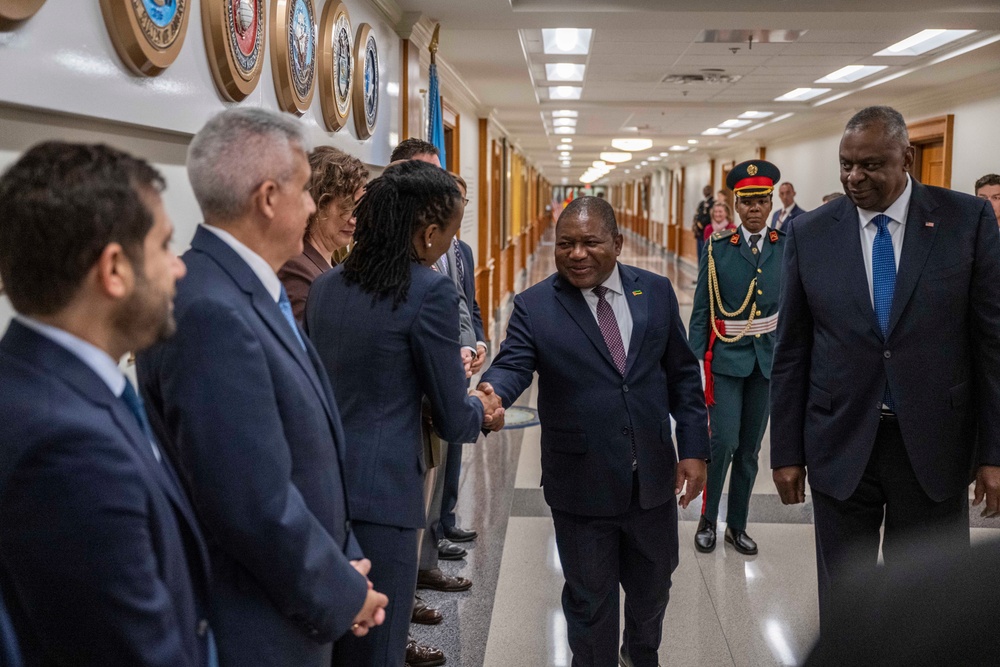 SD Lloyd J. Austin III hosts Mozambique President for Bilateral Meeting