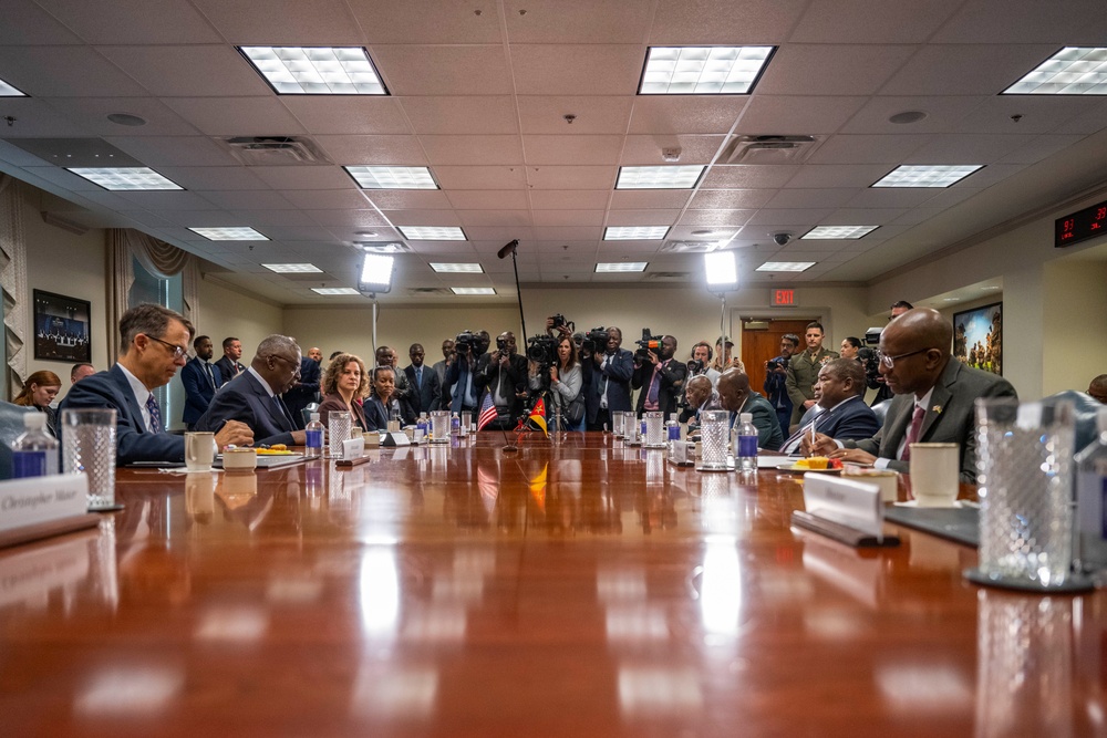 SD Lloyd J. Austin III hosts Mozambique President for Bilateral Meeting