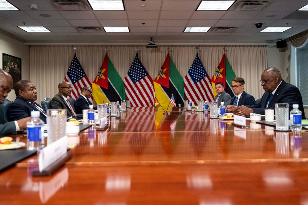 SD Lloyd J. Austin III hosts Mozambique President for Bilateral Meeting