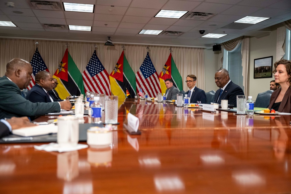 SD Lloyd J. Austin III hosts Mozambique President for Bilateral Meeting