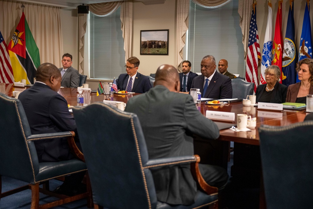 SD Lloyd J. Austin III hosts Mozambique President for Bilateral Meeting