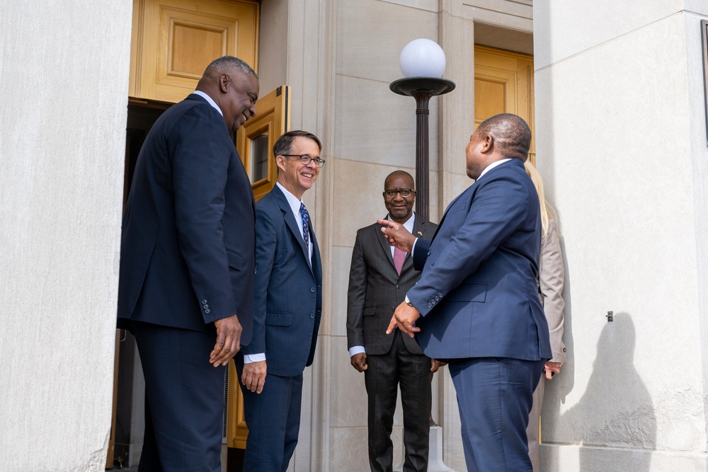 SD Lloyd J. Austin III hosts Mozambique President for Bilateral Meeting