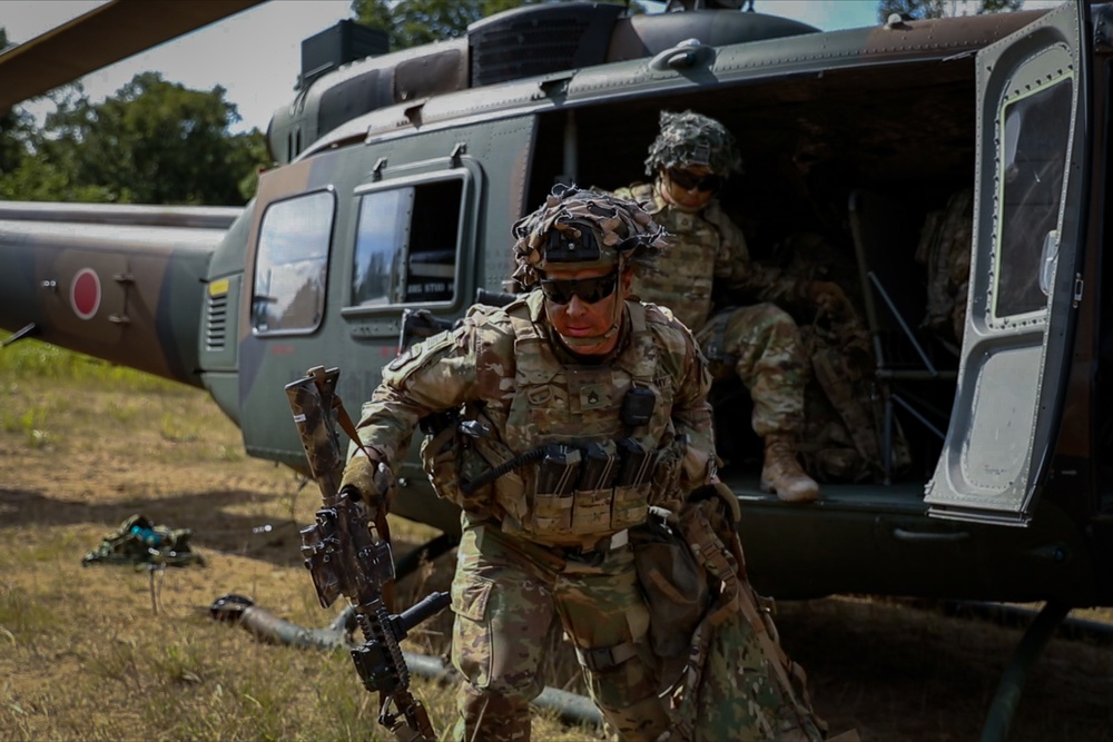 5-20 IR and JGSDF conduct sling load training at Orient Shield 23