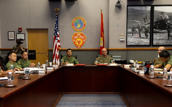 Pacific Marines Meet with Singapore Army Staff