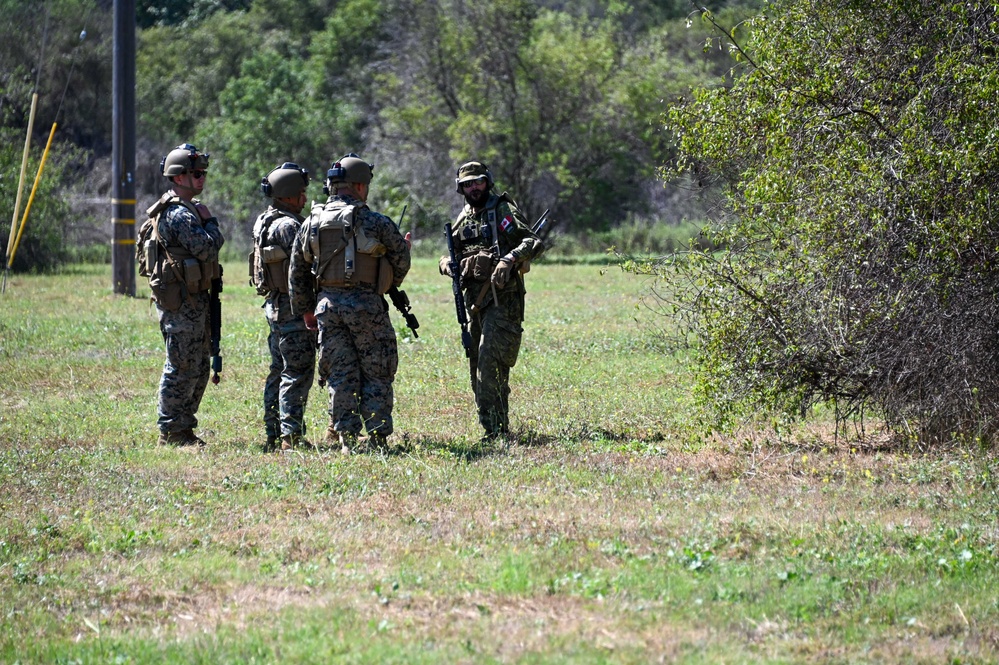 U.S. Marines Train with Canadian Forces