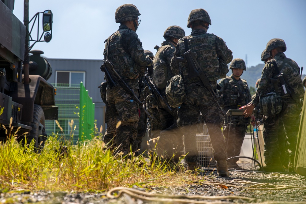 U.S. Marines and ROK Marines Exchange CBRN Response Tactics