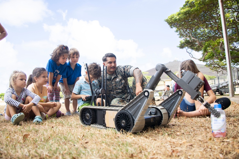 Armed with Knowledge: Military Homeschoolers of Hawaii receive military technology demonstration.