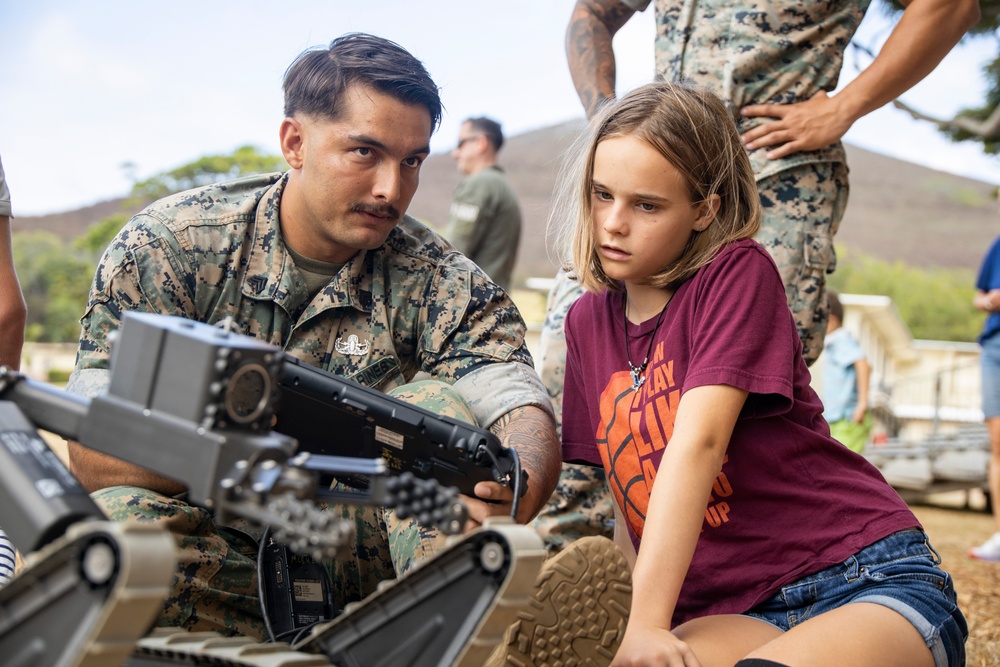 Armed with Knowledge: Military Homeschoolers of Hawaii receive military technology demonstration.
