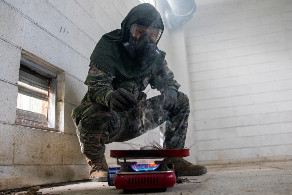 U.S. Marines and ROK Marines Participate in Gas Chamber