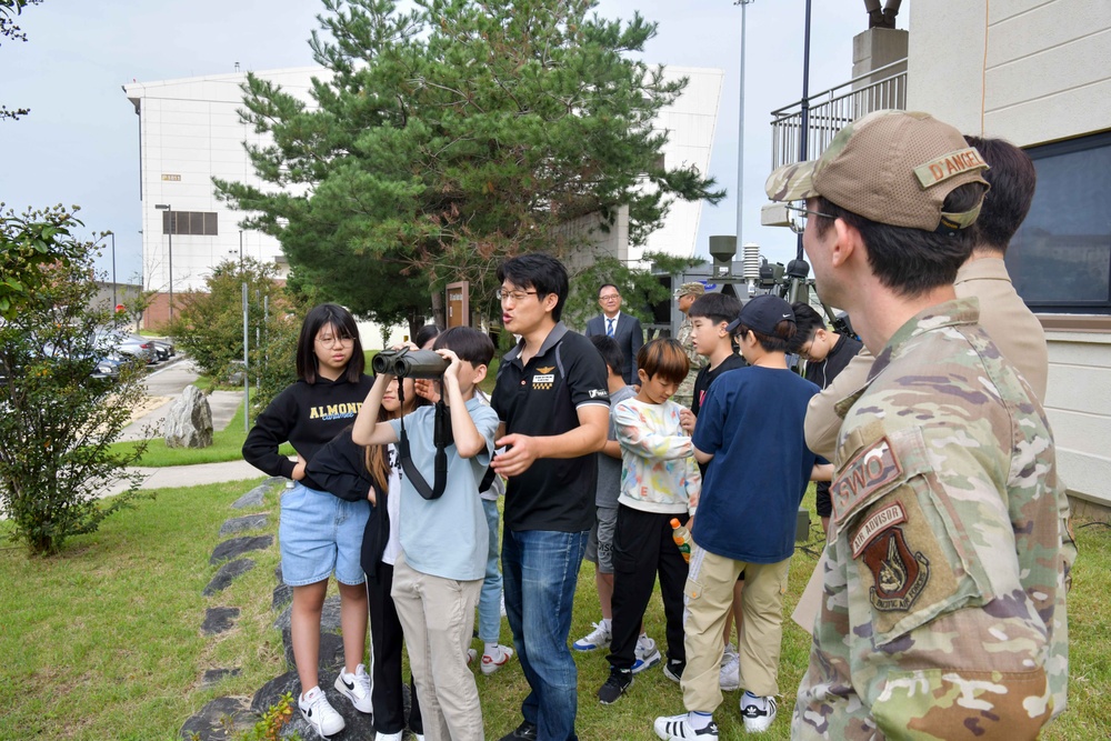 USAG Humphreys Introduces STEM to Yong-in Elementary Students