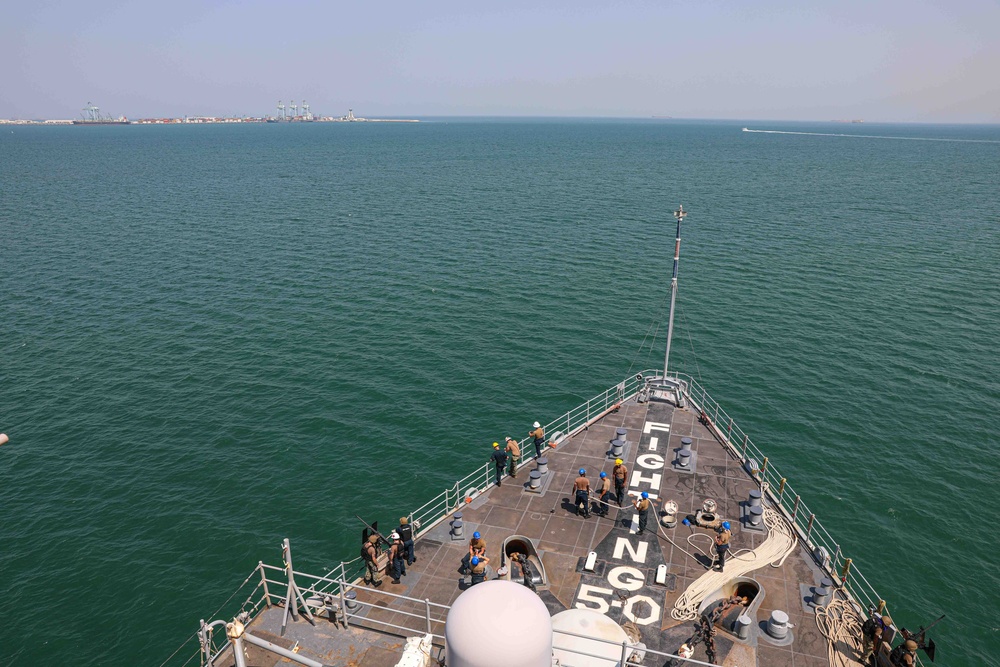 USS Carter Hall Departs Bahrain