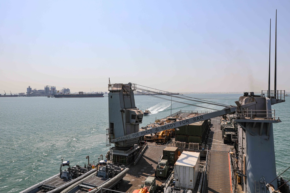 USS Carter Hall Departs Bahrain