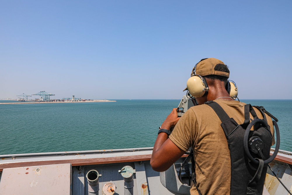 USS Carter Hall Departs Bahrain