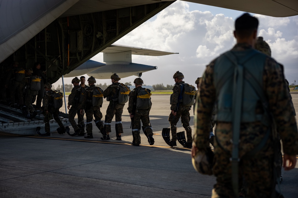 3d Reconnaissance Marines Low-Level Parachute Operations in Water