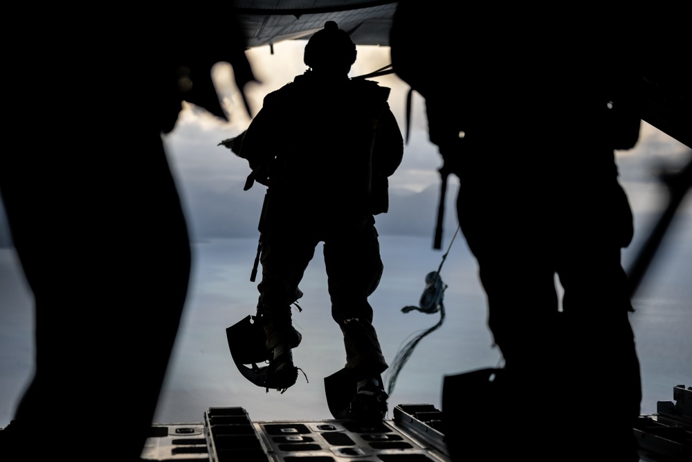 3d Reconnaissance Marines Low-Level Parachute Operations in Water