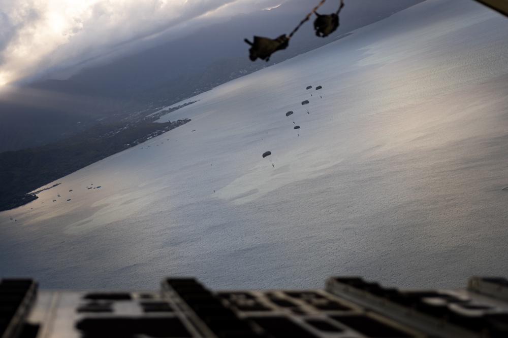 3d Reconnaissance Marines Low-Level Parachute Operations in Water