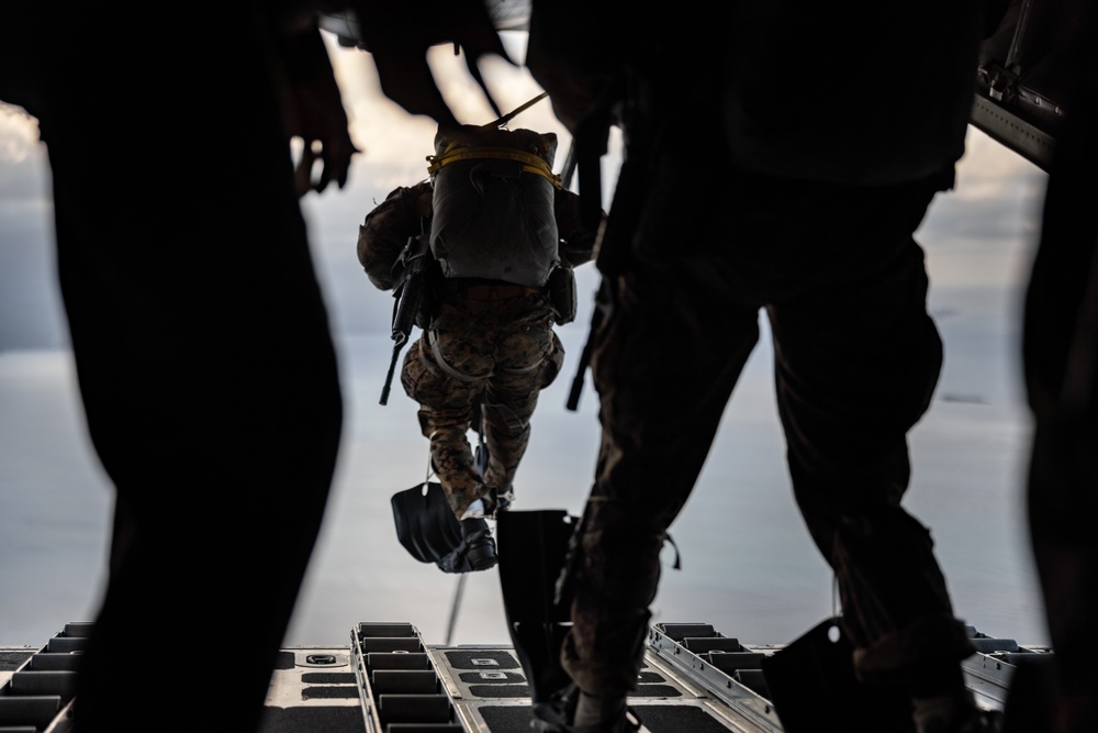 3d Reconnaissance Marines Low-Level Parachute Operations in Water