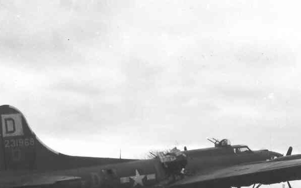 100th SFS hosts son of WWII waist gunner on 100th BG B-17 to visit father’s heritage jet, ‘Miss Irish’