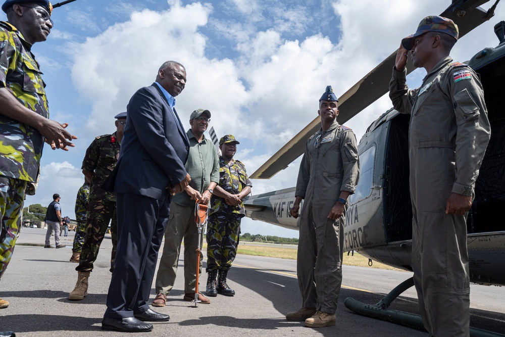 SD and Kenya Defense Cabinet Secretary Meet with Manda Bay Troops