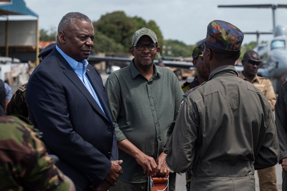 SD and Kenya Defense Cabinet Secretary Meet with Manda Bay Troops