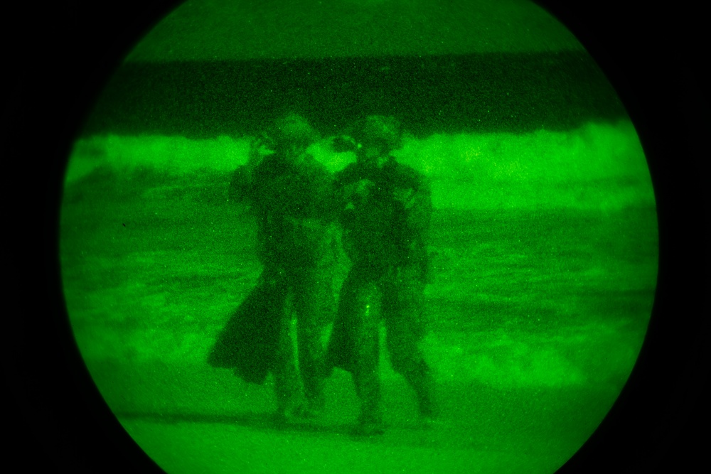 3d Recon conducts night beach landing