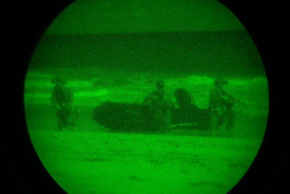 3d Recon conducts night beach landing