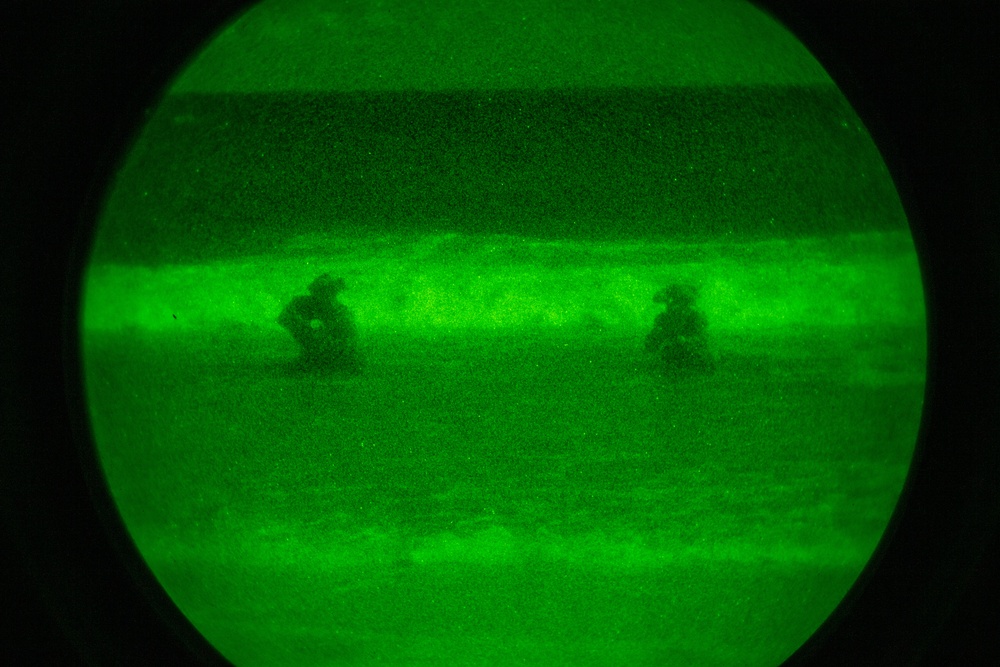 3d Recon conducts night beach landing