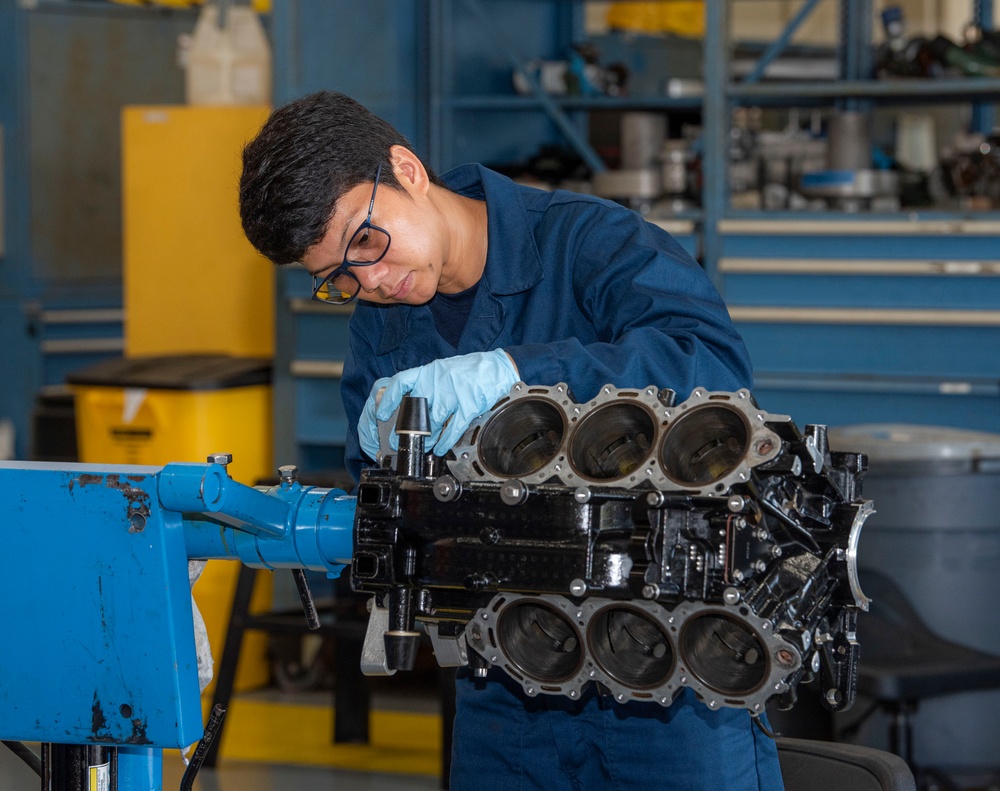 International Students Learn About Boat Engines at NAVSCIATTS