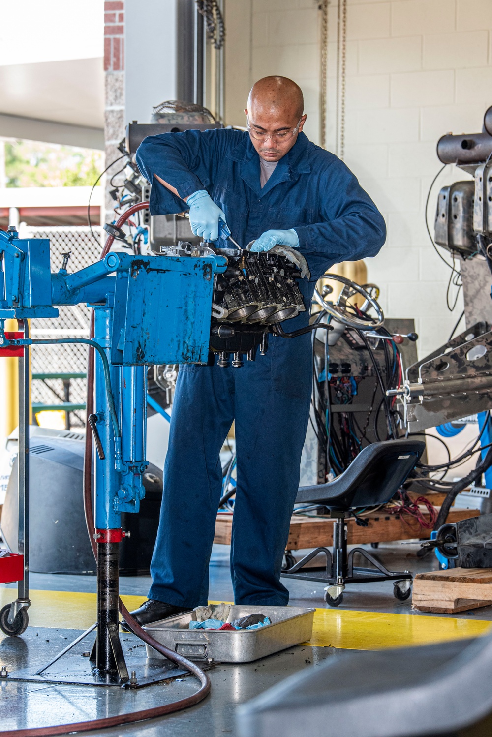 International Students Learn About Outboard Engines at NAVSCIATTS