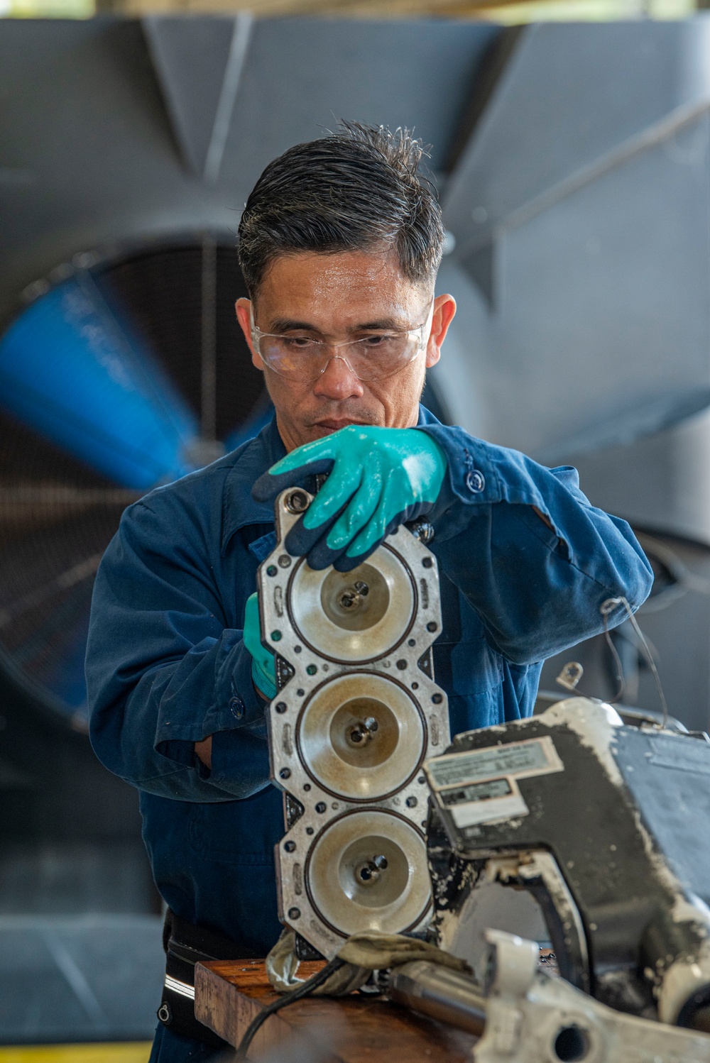 International Students Learn About Outboard Engines at NAVSCIATTS