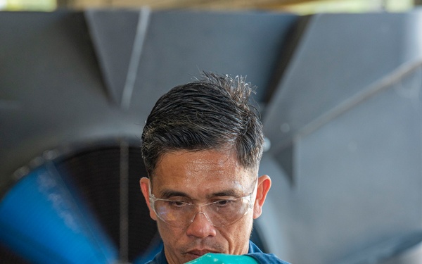 International Students Learn About Outboard Engines at NAVSCIATTS