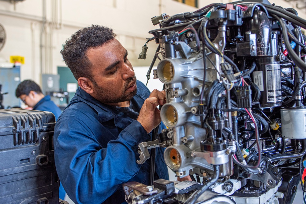 International Students Learn About Outboard Engines at NAVSCIATTS